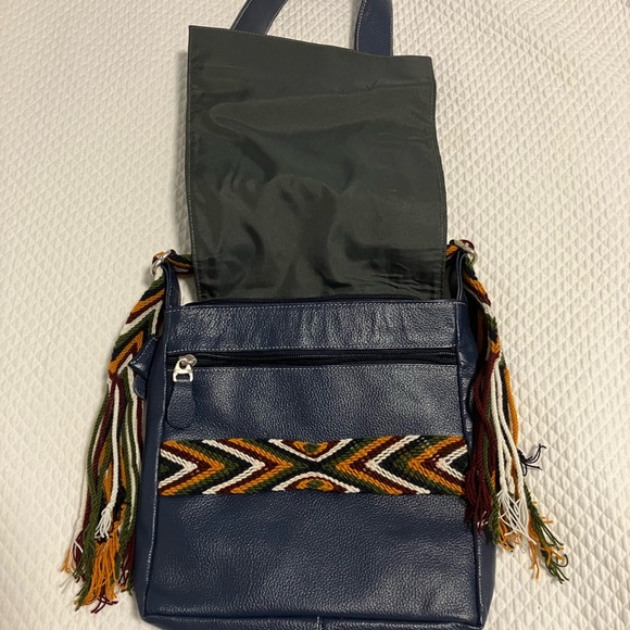 Arte Kuna Columbia Crossbody - Picture 3 of 6